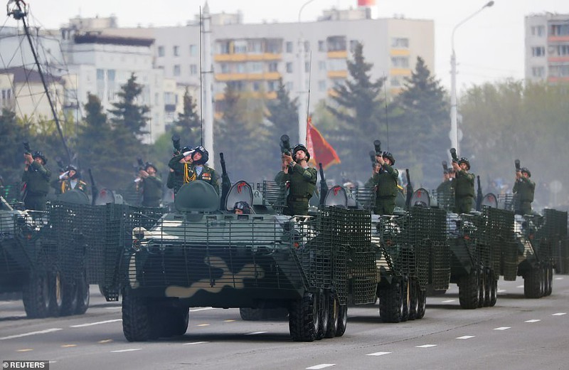 Bat ngo nu quan nhan Belarus xinh dep trong le duyet binh o Minsk