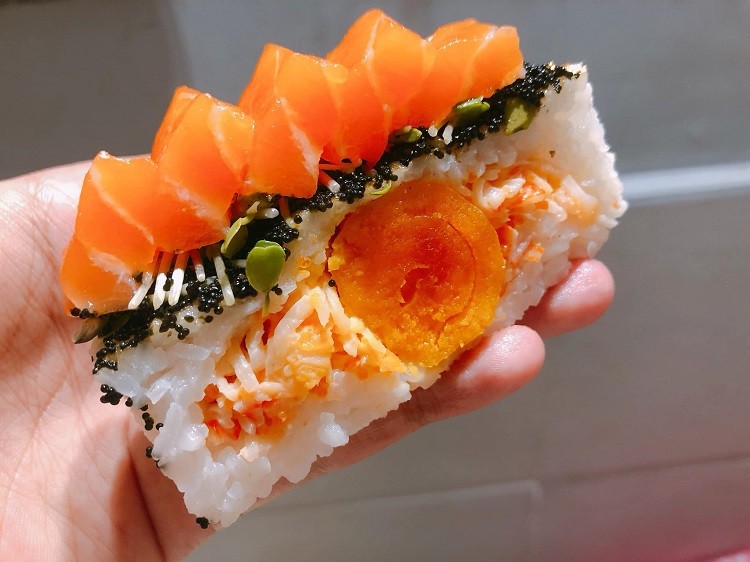 9x “hot bac” nho sang tao banh trung thu sushi gay “sot