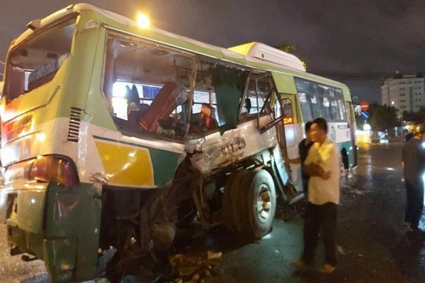 Oto buyt bi xe tai tong ngang tren QL1, 20 hanh khach nhap vien