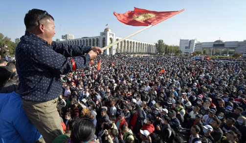 Kyrgyzstan: Nguoi bieu tinh lao vao tu phong thich cuu tong thong-Hinh-2