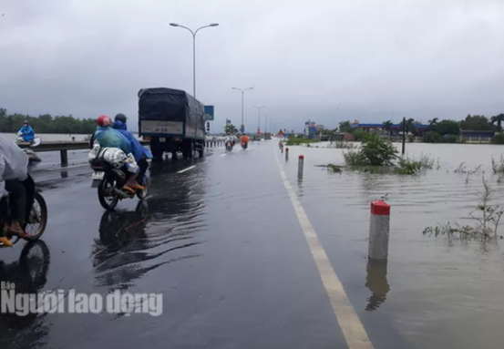 Video: Nuoc lu da bang qua Quoc lo 1 o Quang Nam