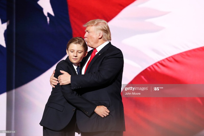 Ve dien trai cua “Hoang tu Nha Trang” Barron Trump mac COVID-19-Hinh-5