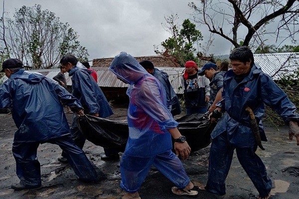 Vỡ đê làng mạc bị nhấn chìm trong bão Goni ở Philippines