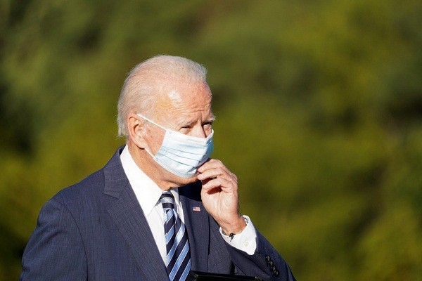 Tai sao ong Biden luon deo khau trang?