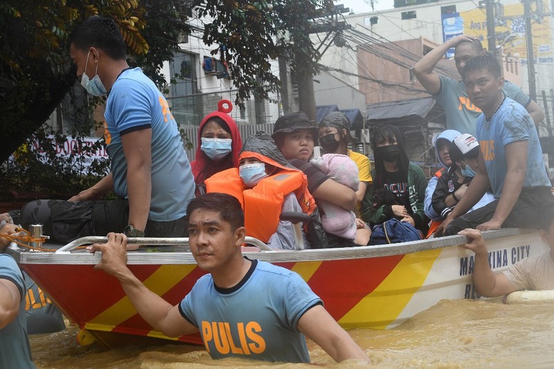 Toan canh Philippines chay dua cuu ho sau khi bi bao Vamco tan pha-Hinh-11