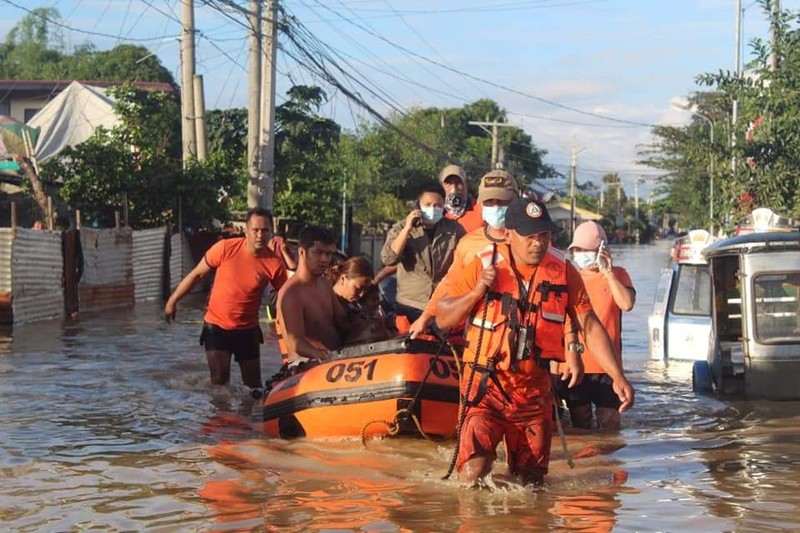 Toan canh Philippines chay dua cuu ho sau khi bi bao Vamco tan pha