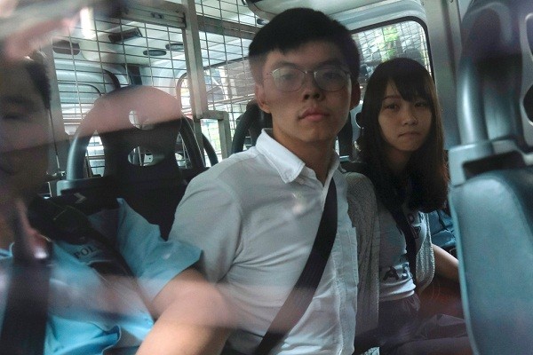 Joshua Wong bi tuyen an 13,5 thang tu