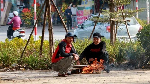 Khoac chan ra duong chong ret, thanh nien bi cong an “so gay“-Hinh-2