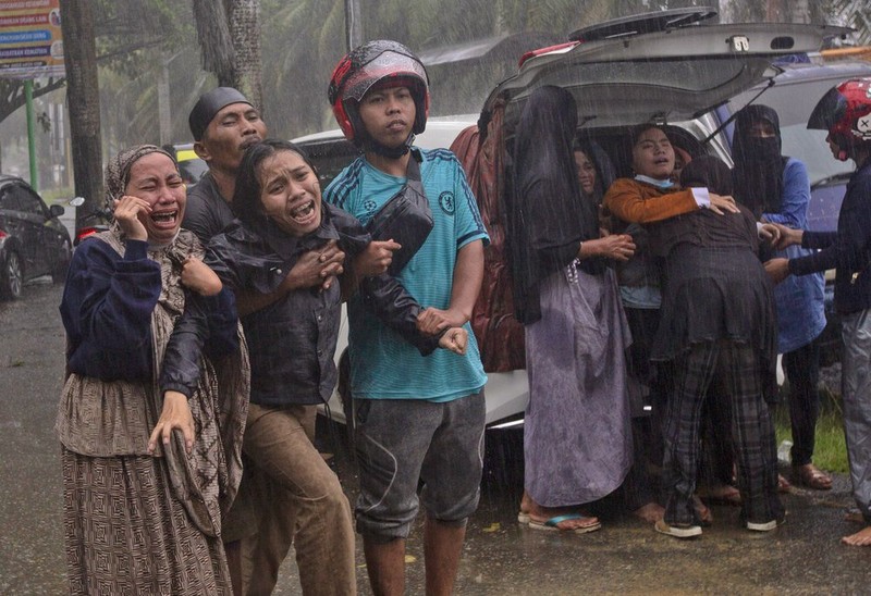 Indonesia chay dua cuu nguoi sau vu dong dat-Hinh-8