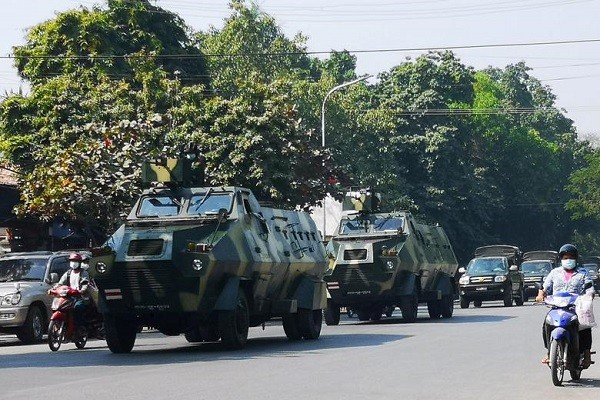 Chinh bien o Myanmar: Ngung moi chuyen bay den va roi khoi dat nuoc?