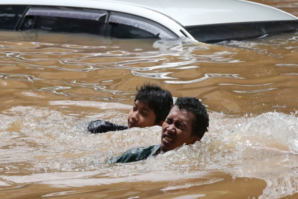 Canh nguoi dan thu do Indonesia khon kho vi lu lut