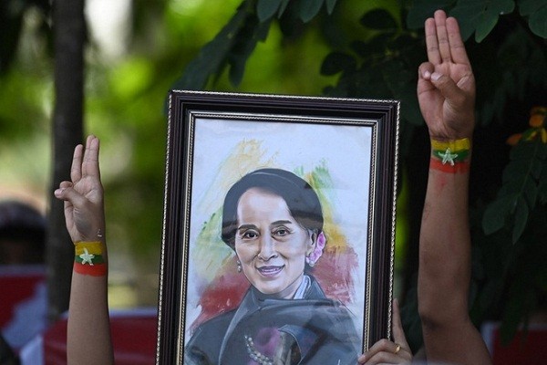 Ba Aung San Suu Kyi lan dau xuat hien sau chinh bien Myanmar