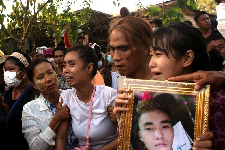 Bieu tinh tiep dien o Myanmar: Hoi cay, khoi lua mu mit-Hinh-9