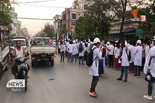 Myanmar: Bac si, y ta xuong duong bieu tinh tu sang som