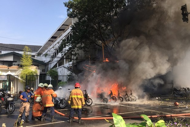 No ben ngoai nha tho tai mien Trung Indonesia, nhieu nguoi thuong vong