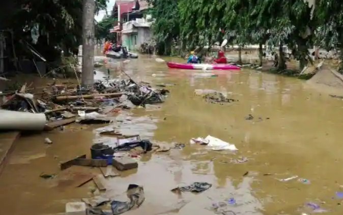 Hai hung canh lu quet tan pha Indonesia, hang chuc nguoi chet-Hinh-9