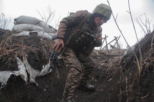 Chien truong o Donbass van “nong“: Them binh si Ukraine thiet mang