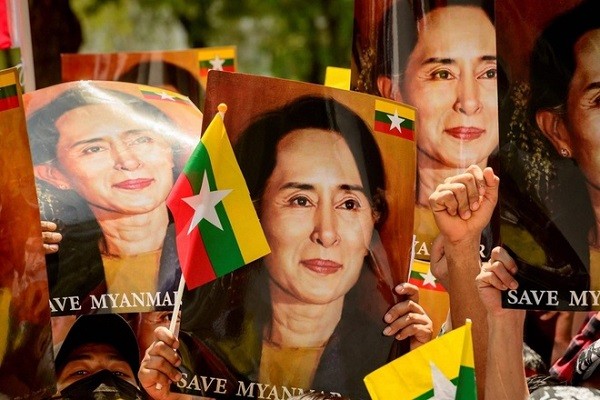 Ba Aung San Suu Kyi sap hau toa lan dau tien