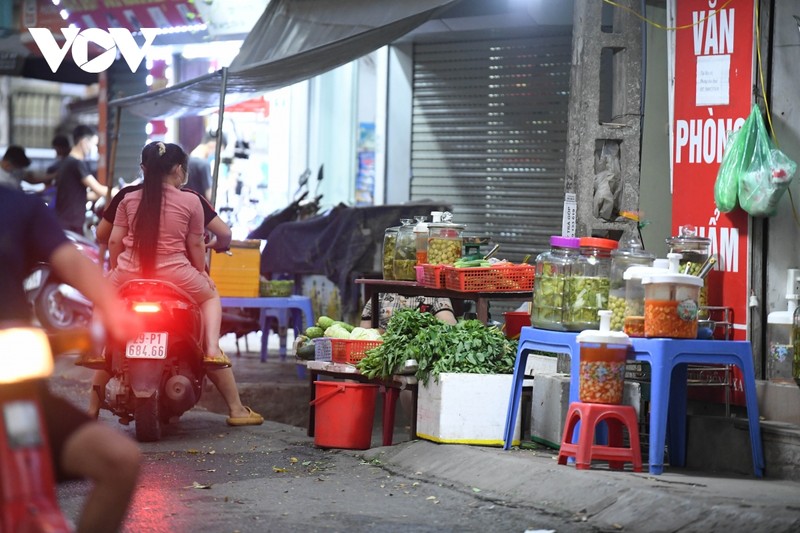 Dich Covid-19 dien bien phuc tap, nhieu cho “coc” o Ha Noi van hoat dong tap nap-Hinh-10