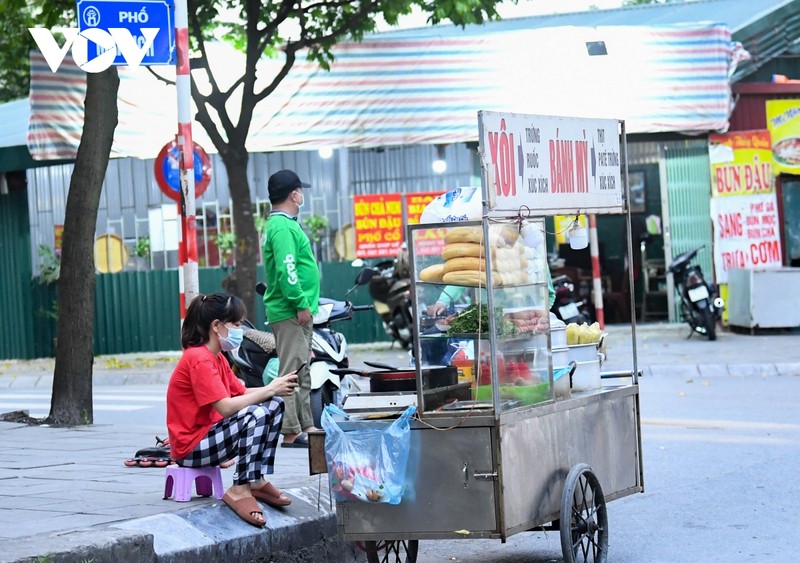 Dich Covid-19 dien bien phuc tap, nhieu cho “coc” o Ha Noi van hoat dong tap nap-Hinh-9