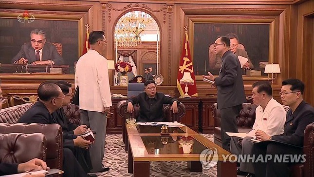Ong Kim Jong-un gay xon xao khi bat ngo giam can-Hinh-2