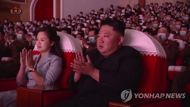 Ong Kim Jong-un gay xon xao khi bat ngo giam can-Hinh-3