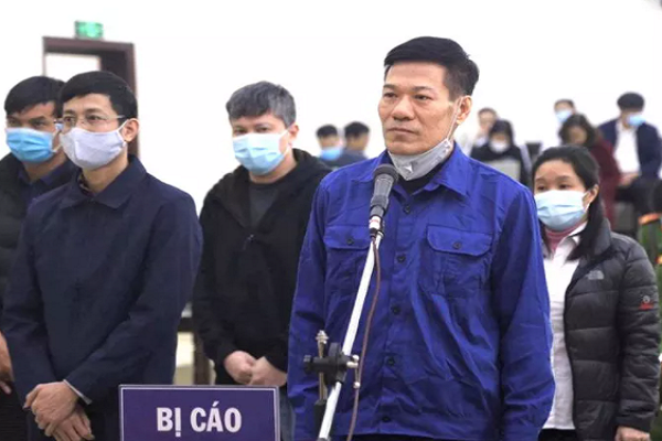 Nguyen giam doc CDC nang khong gia may xet nghiem Covid-19 xin giam an
