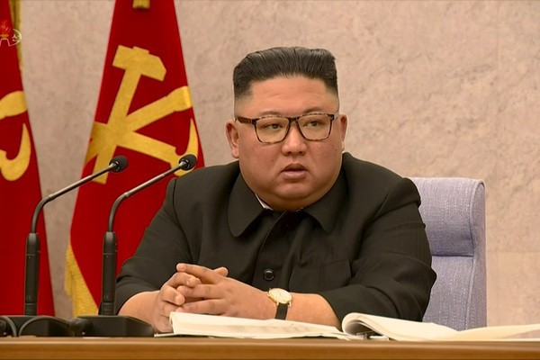 Ong Kim Jong Un sa thai quan chuc lo la chong dich Covid-19