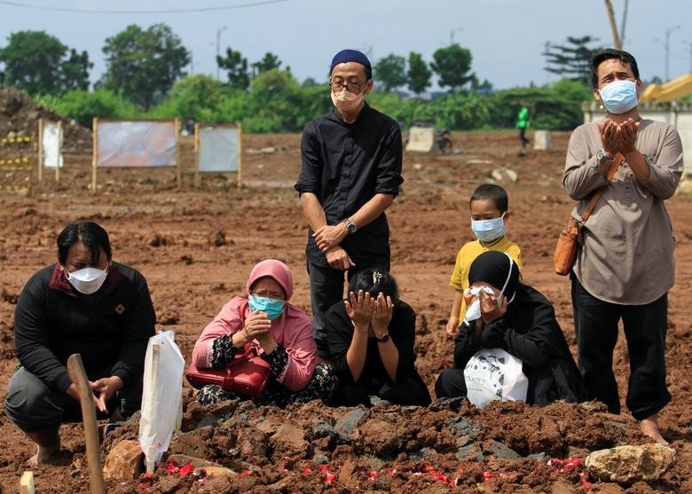 Canh tuong am anh tai nghia trang o Indonesia giua “bao” COVID-19-Hinh-3