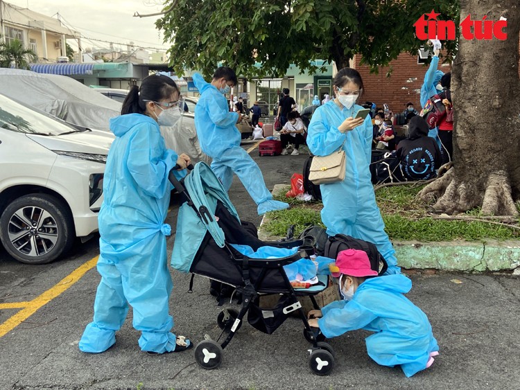 Doan tau “dac biet” dua 700 nguoi dan Ha Tinh tu TP Ho Chi Minh ve que-Hinh-2