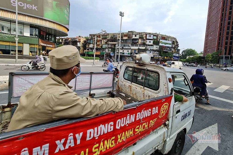 Theo chan luc luong xu phat nguoi ra duong khong ly do can thiet o Ha Noi-Hinh-2