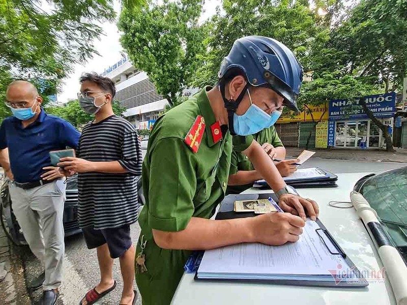 Theo chan luc luong xu phat nguoi ra duong khong ly do can thiet o Ha Noi-Hinh-4