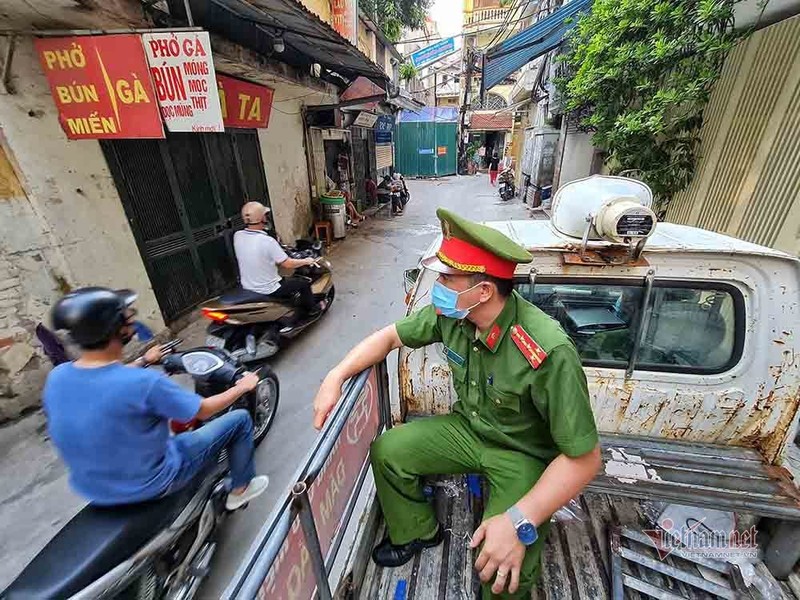 Theo chan luc luong xu phat nguoi ra duong khong ly do can thiet o Ha Noi-Hinh-5