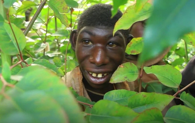 Chang trai khuyet tat chi thich song trong rung o Rwanda-Hinh-2