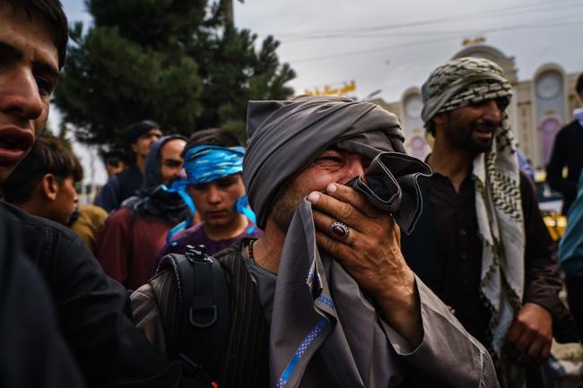 Afghanistan: Tre em duoc chuyen qua rao kem gai o san bay Kabul-Hinh-5