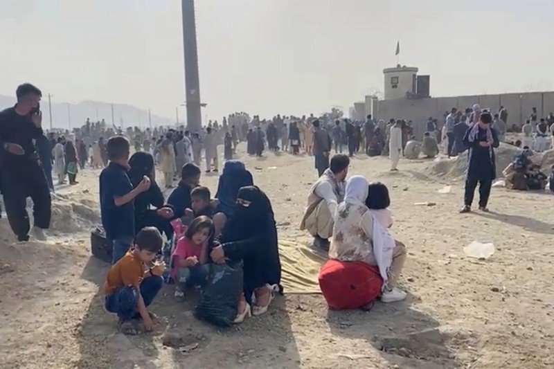 Afghanistan: Tre em duoc chuyen qua rao kem gai o san bay Kabul-Hinh-6