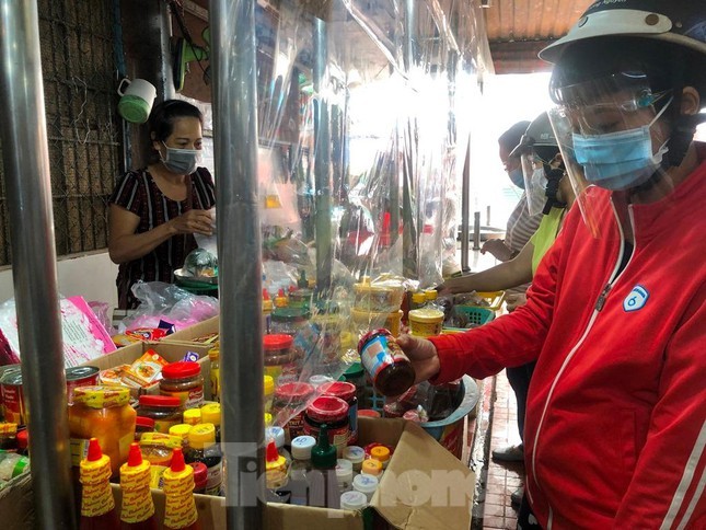 Nguoi dan TP.HCM voi va mua sam cung ram thang Bay-Hinh-12