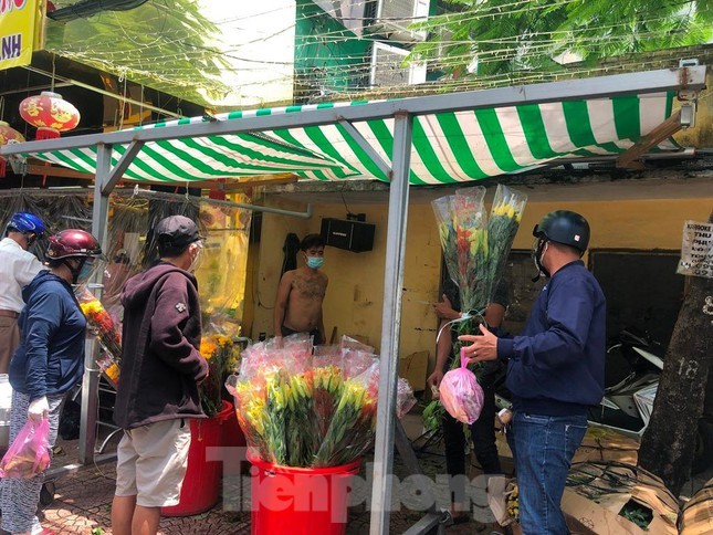 Nguoi dan TP.HCM voi va mua sam cung ram thang Bay-Hinh-2