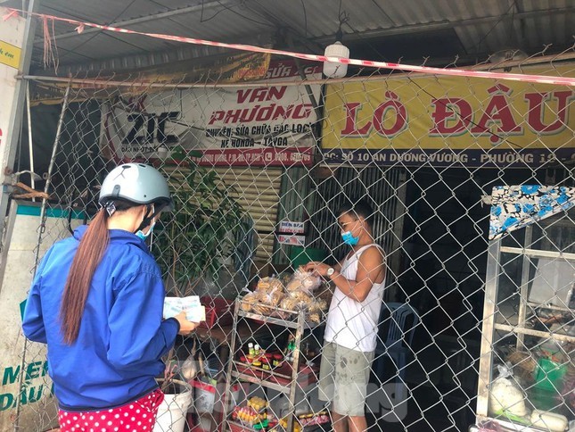 Nguoi dan TP.HCM voi va mua sam cung ram thang Bay-Hinh-9