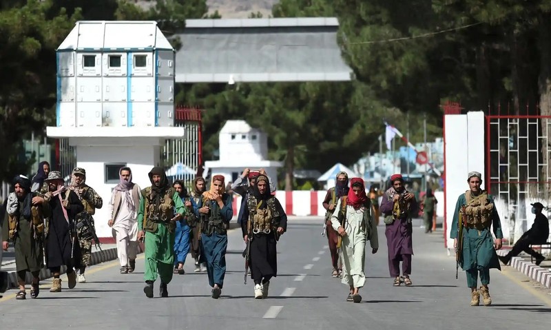 Afghanistan: Hang loat rocket na vao san bay Kabul