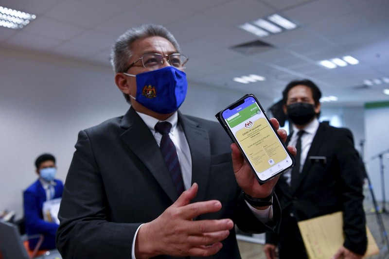 Malaysia dieu tra nghi an mua giay chung nhan tiem chung Covid-19 gia