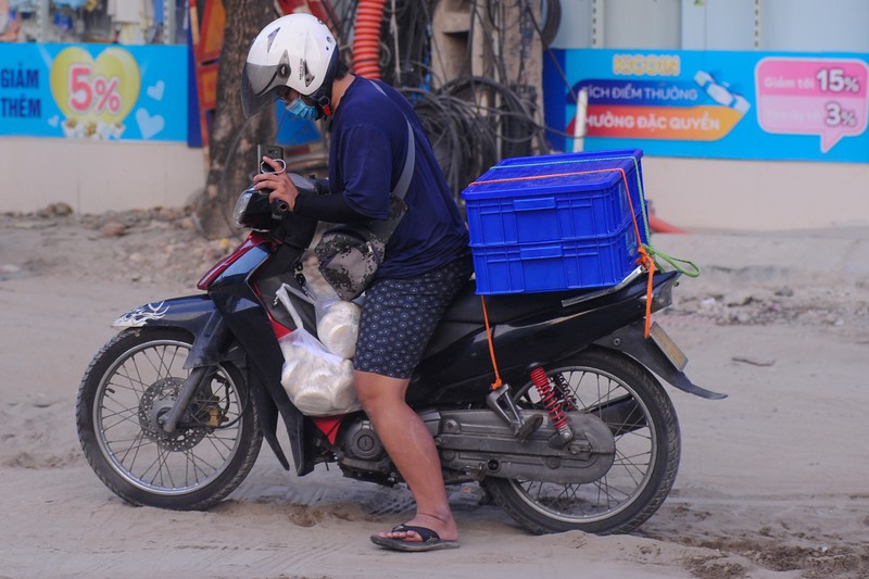 Nhieu nguoi nga nhao khi di qua con duong 360 ty dong o Ha Noi-Hinh-10