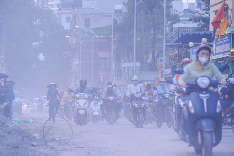 Nhieu nguoi nga nhao khi di qua con duong 360 ty dong o Ha Noi-Hinh-5