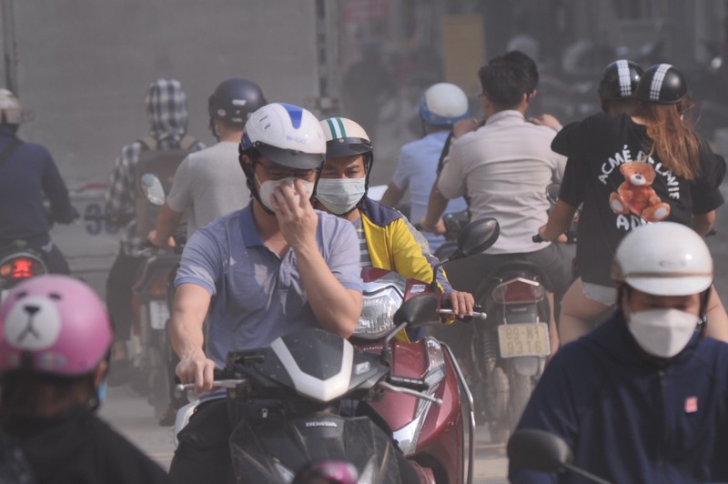 Nhieu nguoi nga nhao khi di qua con duong 360 ty dong o Ha Noi-Hinh-6