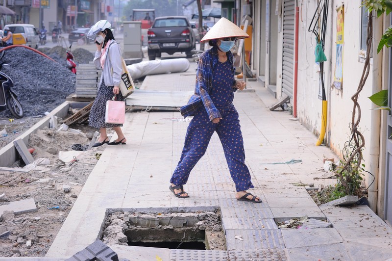 Nhieu nguoi nga nhao khi di qua con duong 360 ty dong o Ha Noi-Hinh-7