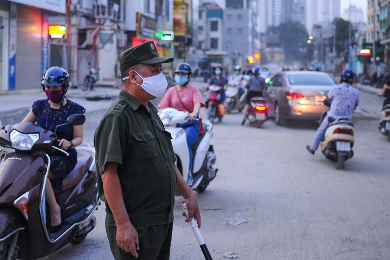 Nhieu nguoi nga nhao khi di qua con duong 360 ty dong o Ha Noi-Hinh-8