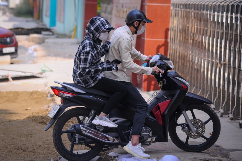 Nhieu nguoi nga nhao khi di qua con duong 360 ty dong o Ha Noi-Hinh-9