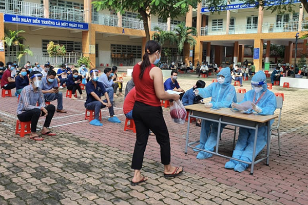 Bat ngo be trai 14 tuoi o Binh Duong da tiem vaccine COVID-19-Hinh-2