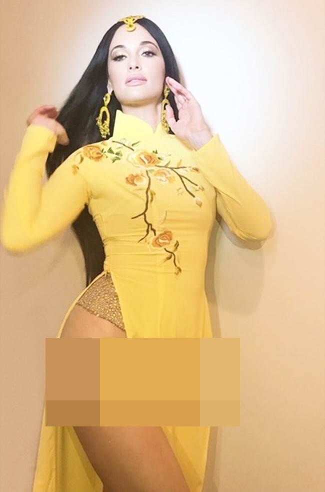 Co gai ngoai quoc mac ao dai, doi non chup anh gay tranh cai-Hinh-13