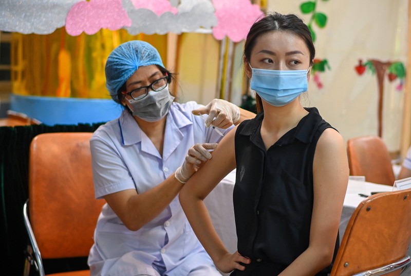 Ha Noi rut ngan khoang cach 2 mui vaccine AstraZeneca con 4 tuan